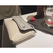 画像をギャラリービューアに読み込む, 34. 本革製ショルダーウォレット TRIBECA